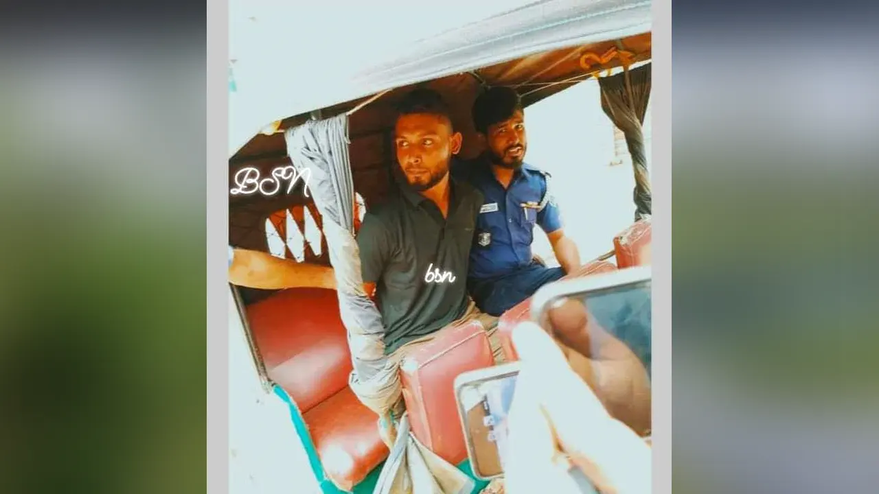 স্ত্রী ও সন্তানকে গলা কেটে হত্যার ঘটনায় আজিজুল হককে আটক করেছ পুলিশ। ছবি : কালবেলা