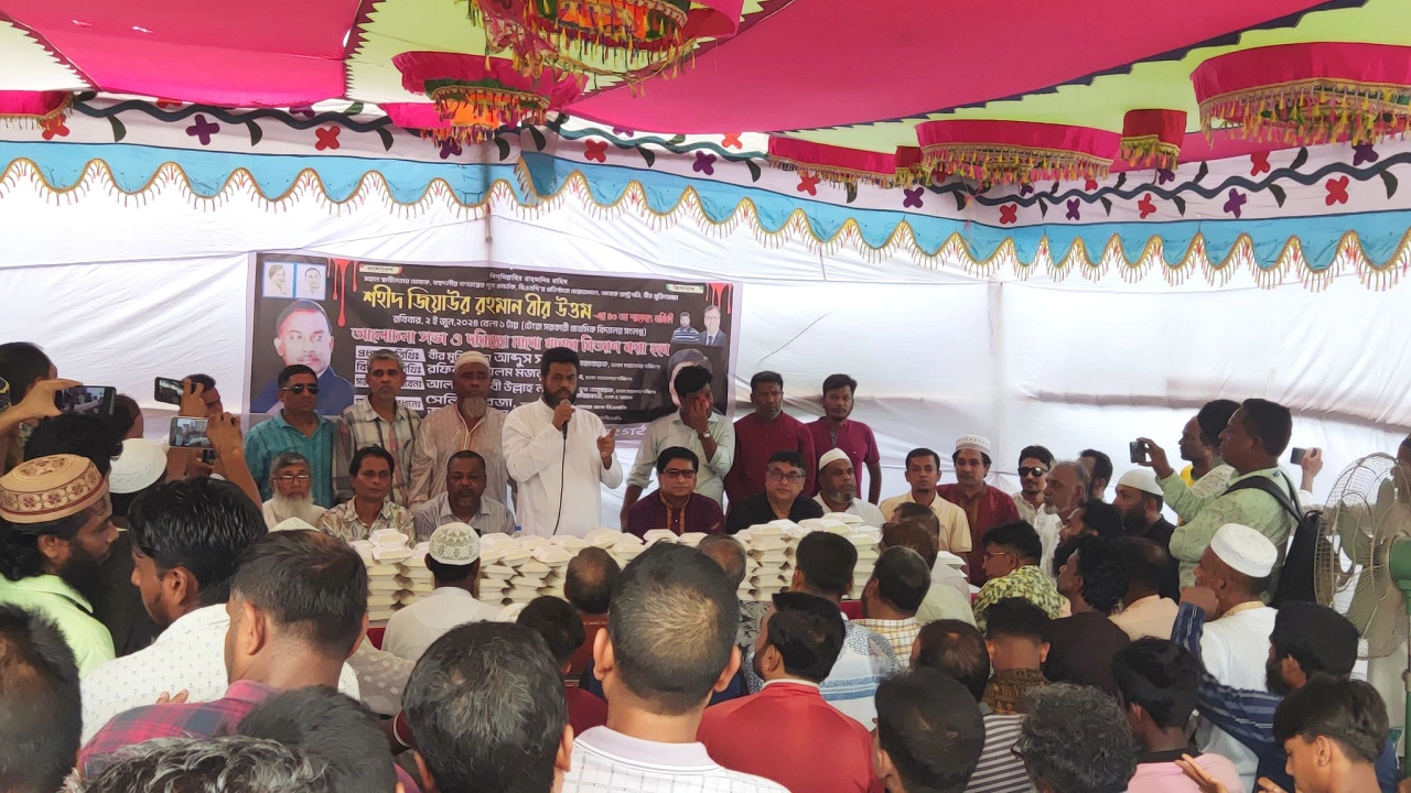 জিয়াউর রহমানের শাহাদাৎবার্ষিকী উপলক্ষে ডেমরা থানা বিএনপি আয়োজিত দোয়া মাহফিলে কথা বলেন রফিকুল আলম মজনু। ছবি : কালবেলা