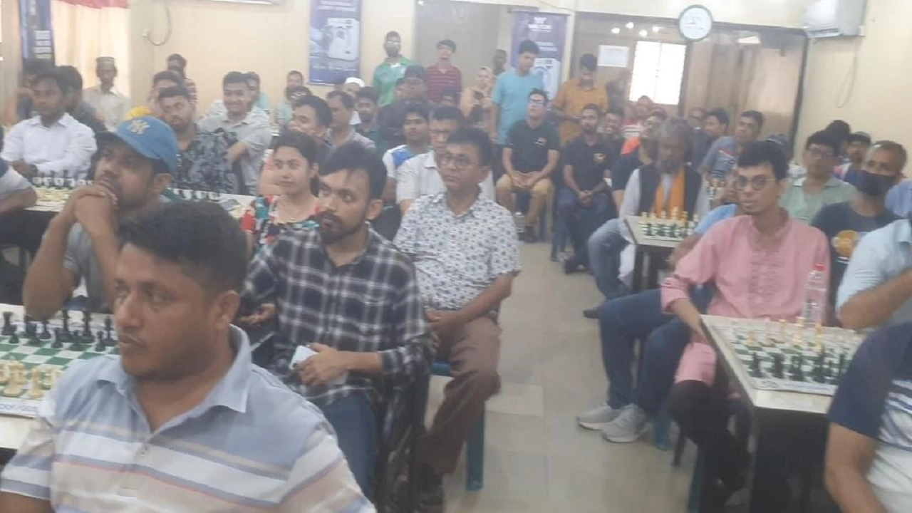প্রতিযোগিতা শুরুর আগে দাবা কক্ষে খেলোয়াড়রা এভাবেই অবস্থান নিয়েছিলেন। ছবি : কালবেলা