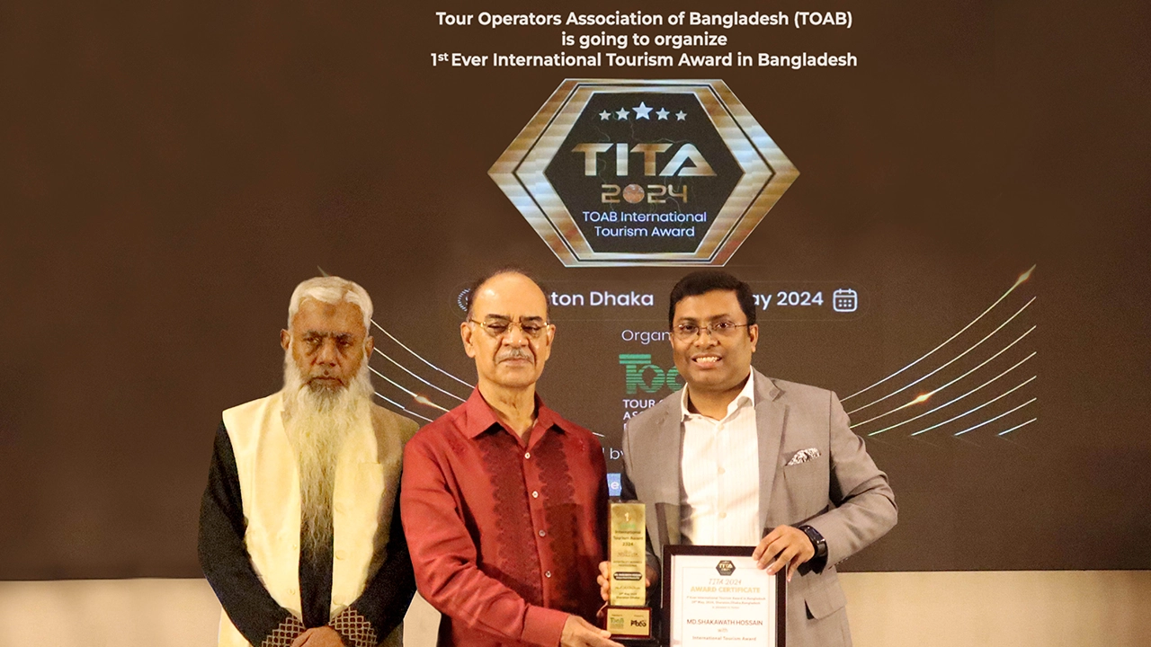 টিওএবির হসপিটালিটি বিজনেস অ্যাওয়ার্ড পেলেন শাখাওয়াত হোসেন। ছবি : সংগৃহীত
