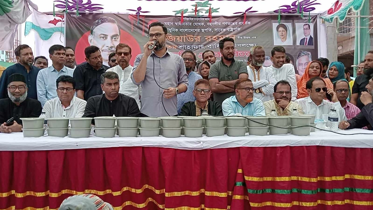 জিয়াউর রহমানের ৪৩তম শাহাদাতবার্ষিকী উপলক্ষে ঢাকা মহানগর উত্তরের বিভিন্ন থানা এলাকায় দুস্থদের মাঝে খাবার বিতরণ কর্মসূচিপূর্ব আলোচনায় কথা বলেন আমিনুল হক। ছবি : কালবেলা