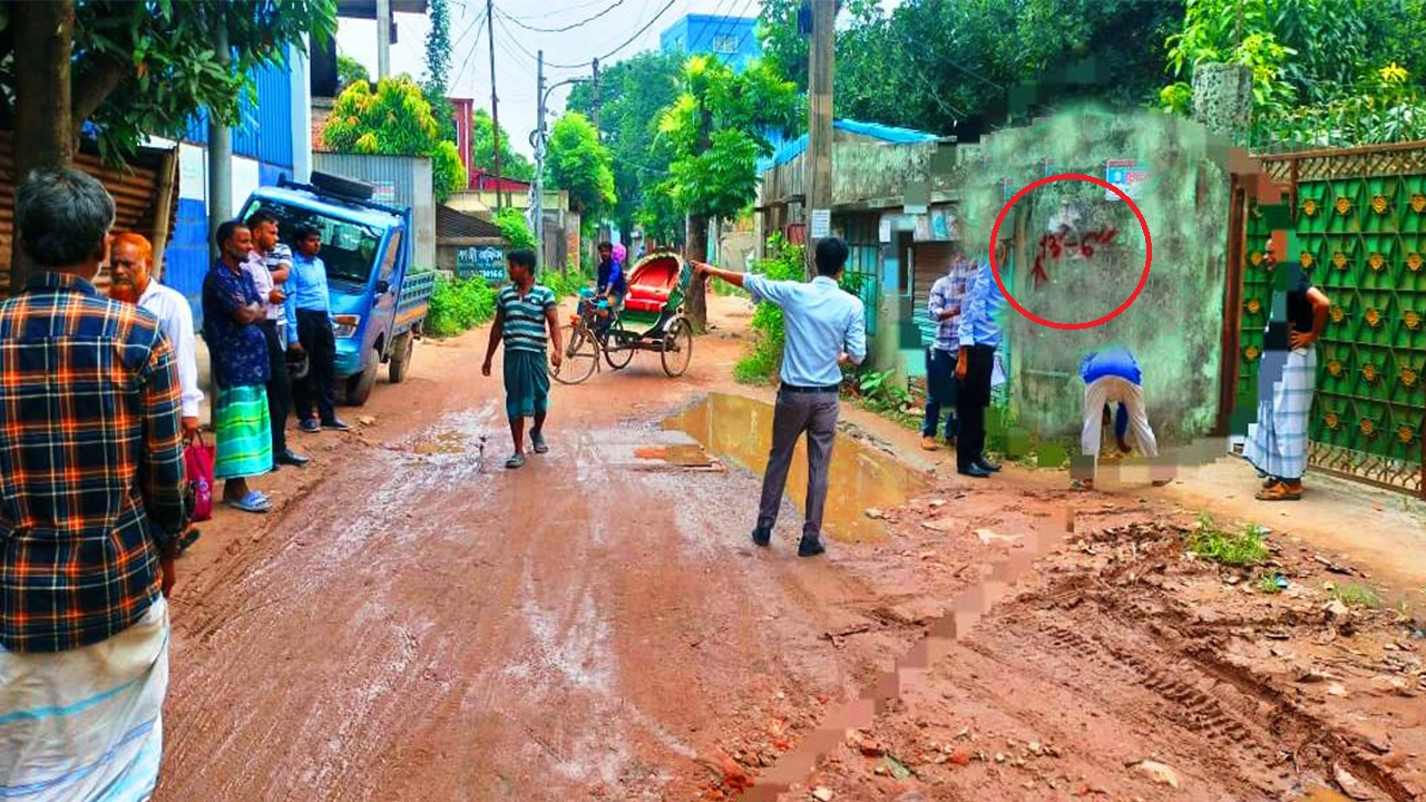 বসত বাড়িতে লাল কালি দিয়ে সীমানা নির্ধারণ। ছবি : কালবেলা