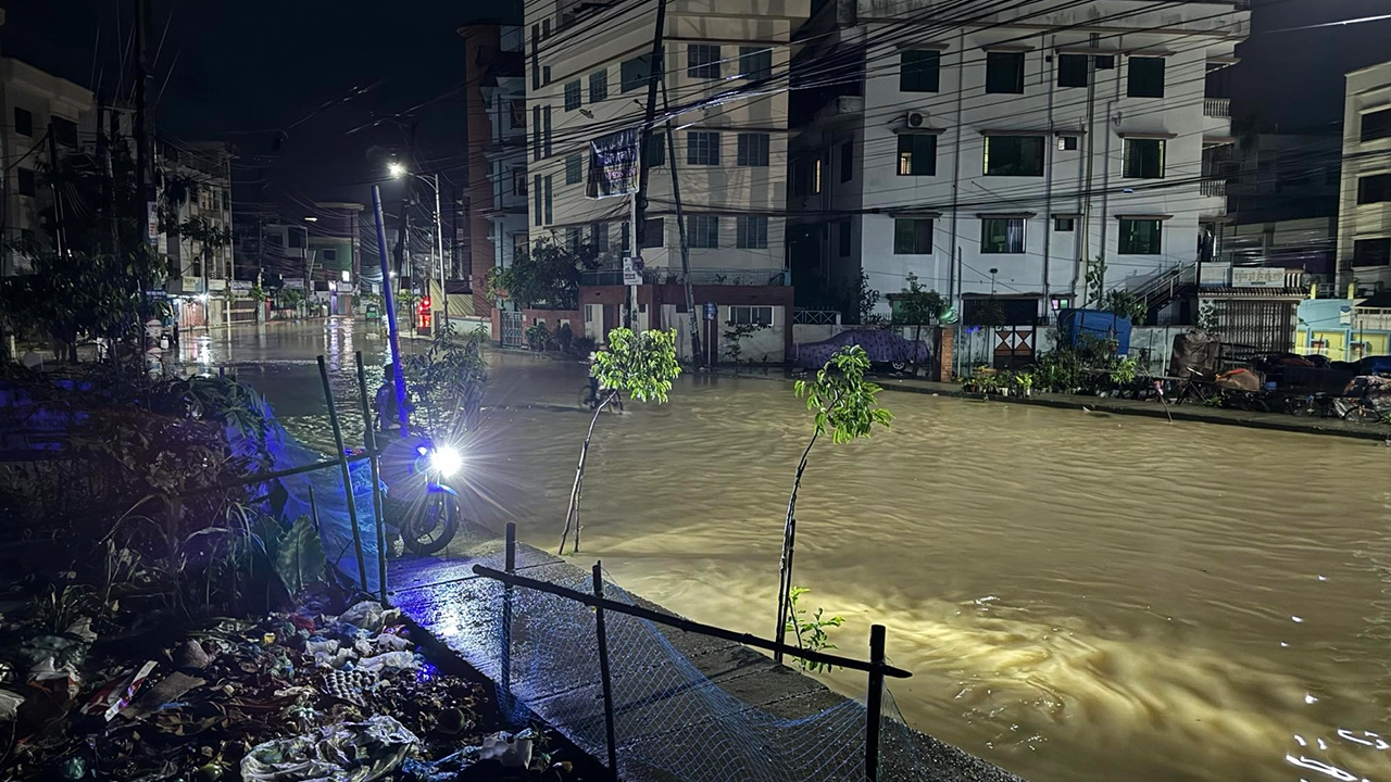 সিলেটে প্রবল বৃষ্টিতে তলিয়ে গেছে রাস্তাঘাট। ছবি : কালবেলা
