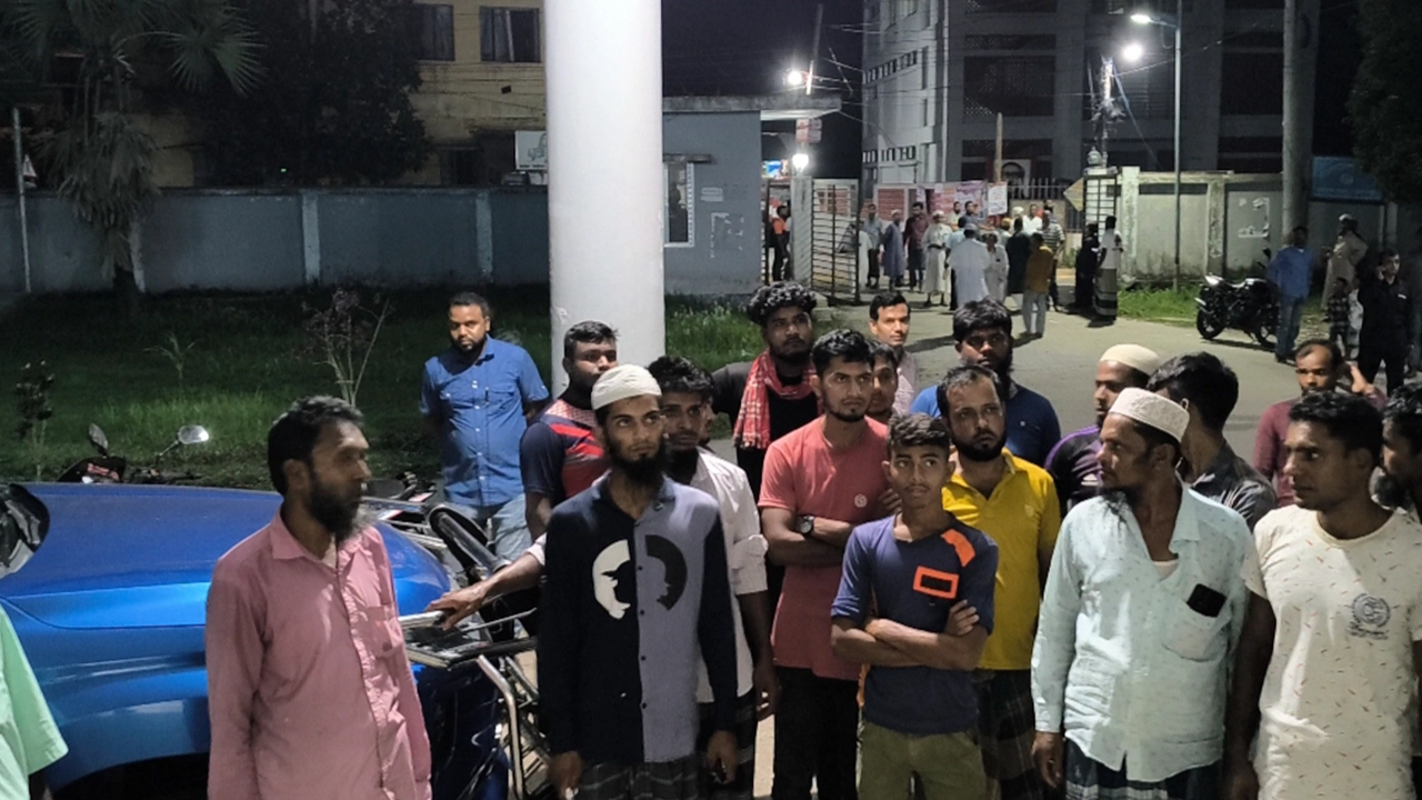 থানা চত্বরে ইজিবাইক চালকদের বিক্ষোভ। ছবি : কালবেলা
