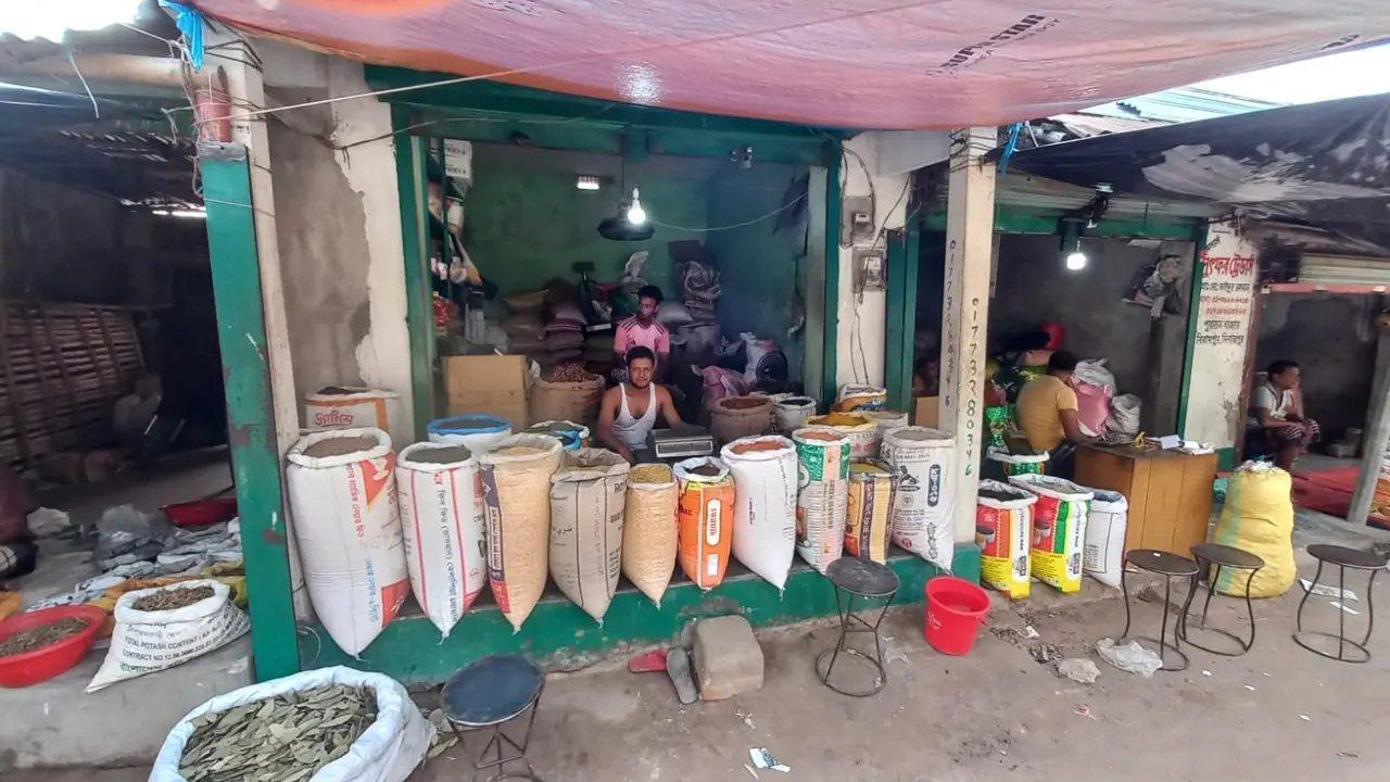 বিরামপুর উপজেলার একটি মসলার বাজার। ছবি : কালবেলা