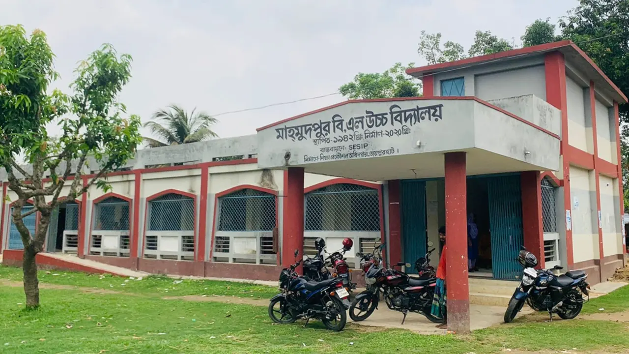ক্ষেতলাল উপজেলার মাহমুদপুর বি এল উচ্চ বিদ্যালয়। ছবি : কালবেলা