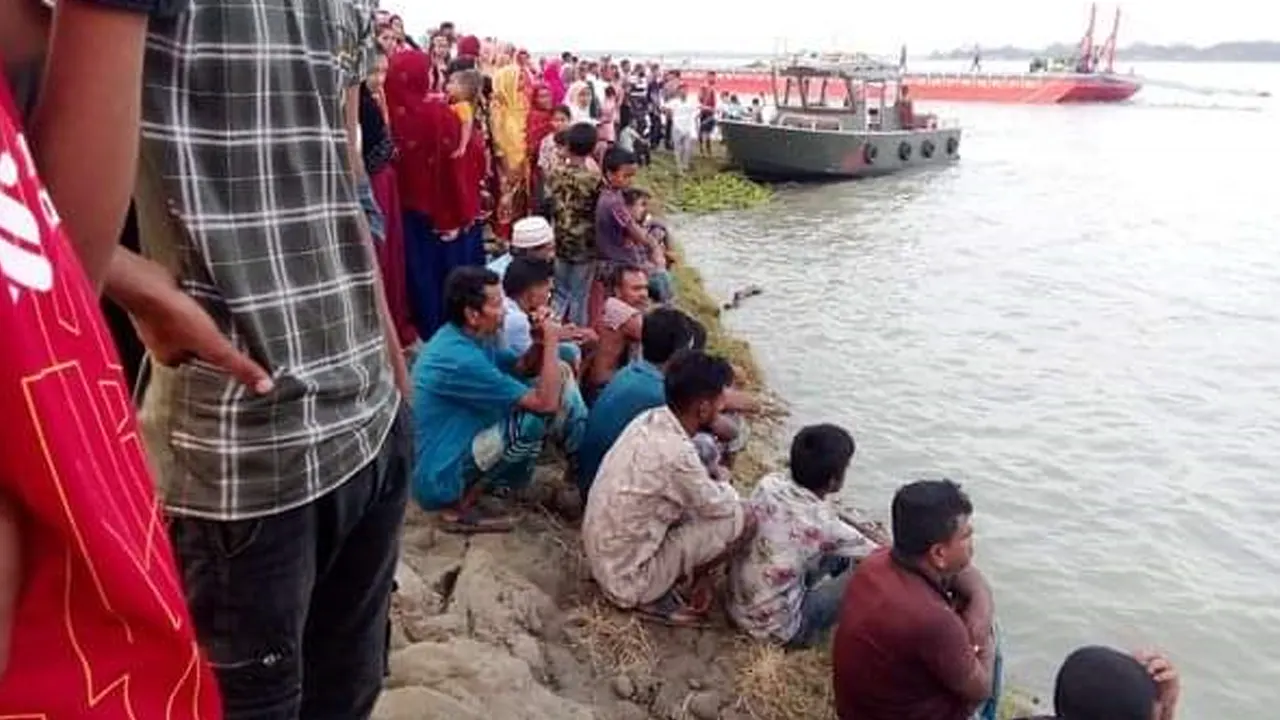 পায়রা নদীর পাড়ে স্থানীয়দের ভিড়। ছবি : কালবেলা