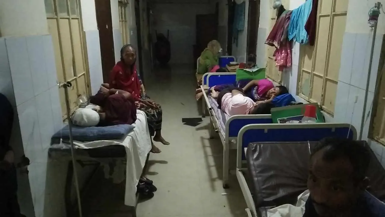ওয়ার্ডে পানি ঢুকে পড়ায় ভোগান্তিতে রোগী ও স্বজনরা। ছবি : কালবেলা