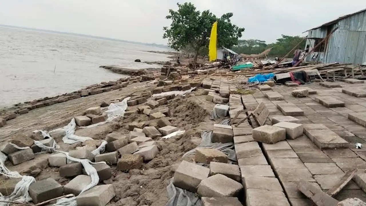 রিমালের তাণ্ডবে ভেঙে যাওয়া বেড়িবাঁধ। ছবি : কালবেলা
