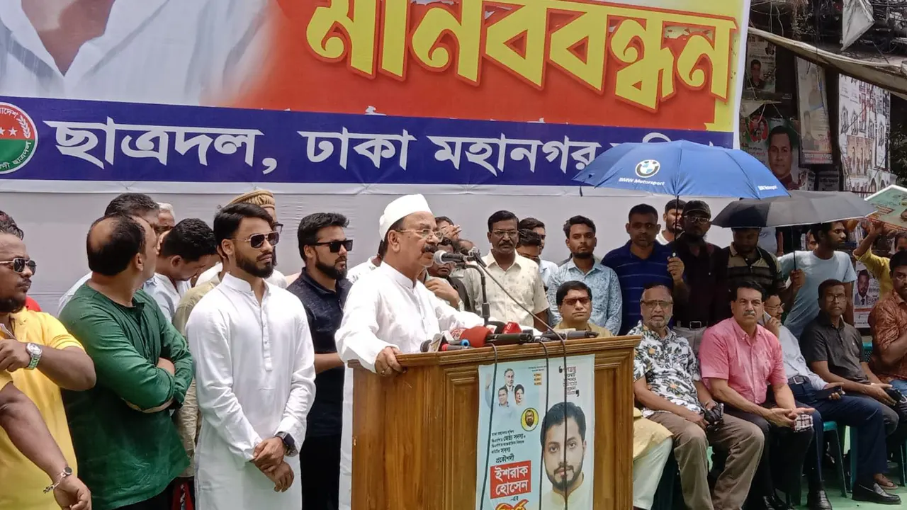 নয়াপল্টনে ঢাকা মহানগর দক্ষিণ ছাত্রদলের উদ্যোগে অনুষ্ঠিত মানববন্ধনে গয়েশ্বর চন্দ্র রায়। ছবি : কালবেলা