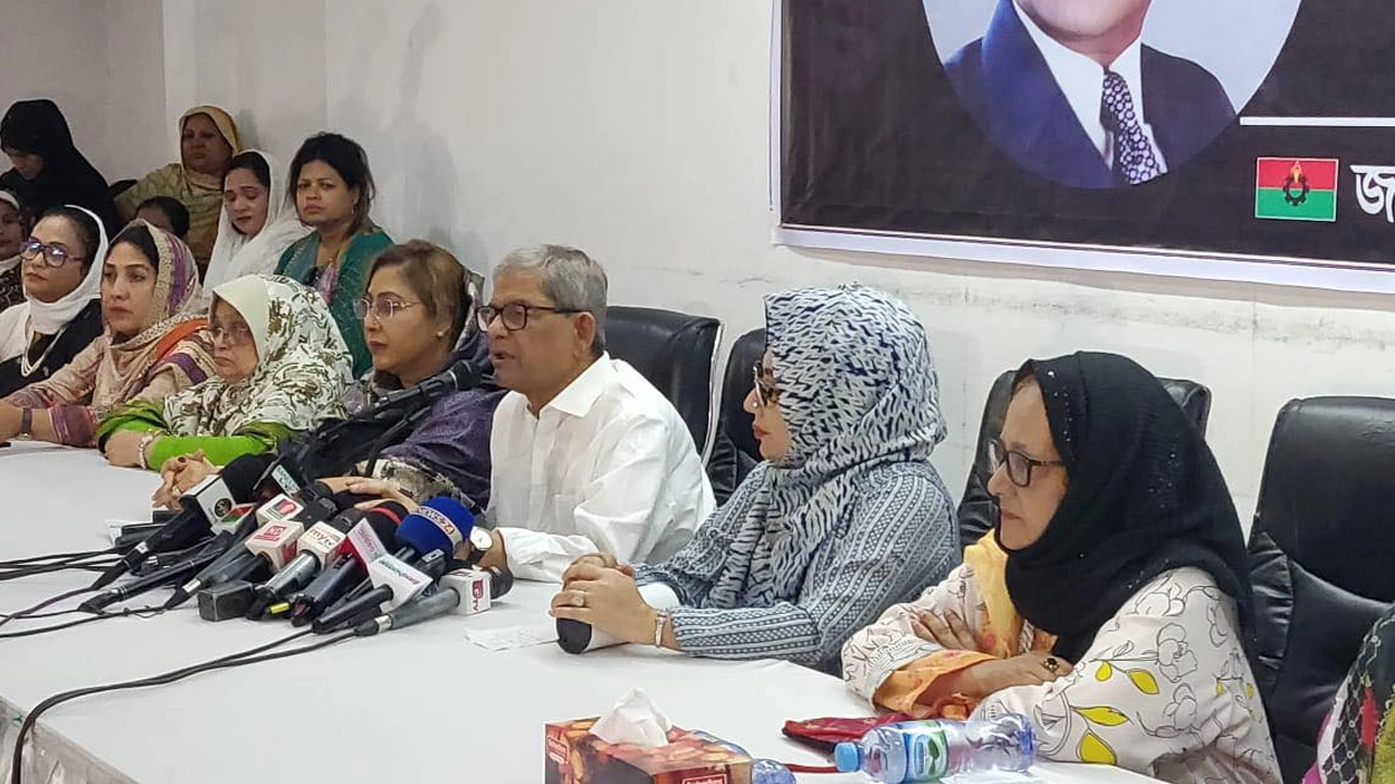 জাতীয় প্রেস ক্লাবে সাবেক প্রেসিডেন্ট জিয়াউর রহমানের ওপর আলোচনা অনুষ্ঠানে দ্রব্যমূল্যের চিত্র তুলে ধরে বক্তব্য রাখেন মির্জা ফখরুল ইসলাম আলমগীর। ছবি : কালবেলা