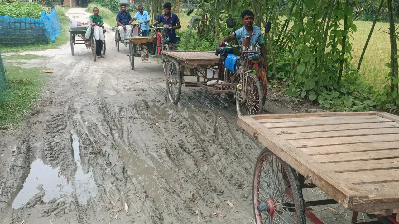 সামান্য বৃষ্টিতে তৈরি হয় কাদাপানি। দুর্ভোগে পড়েন সাধারণ মানুষ। ছবি : কালবেলা
