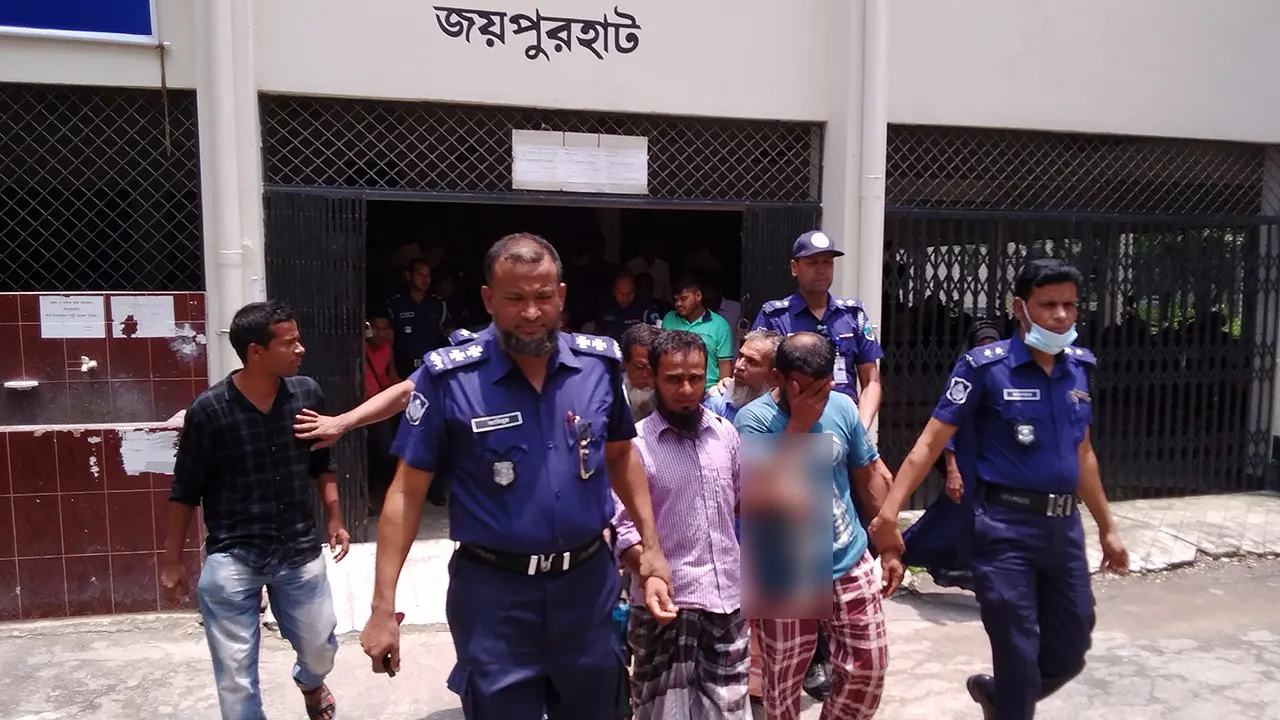 আদালত থেকে দণ্ডপ্রাপ্তদের নিয়ে যাচ্ছে পুলিশ। ছবি : কালবেলা