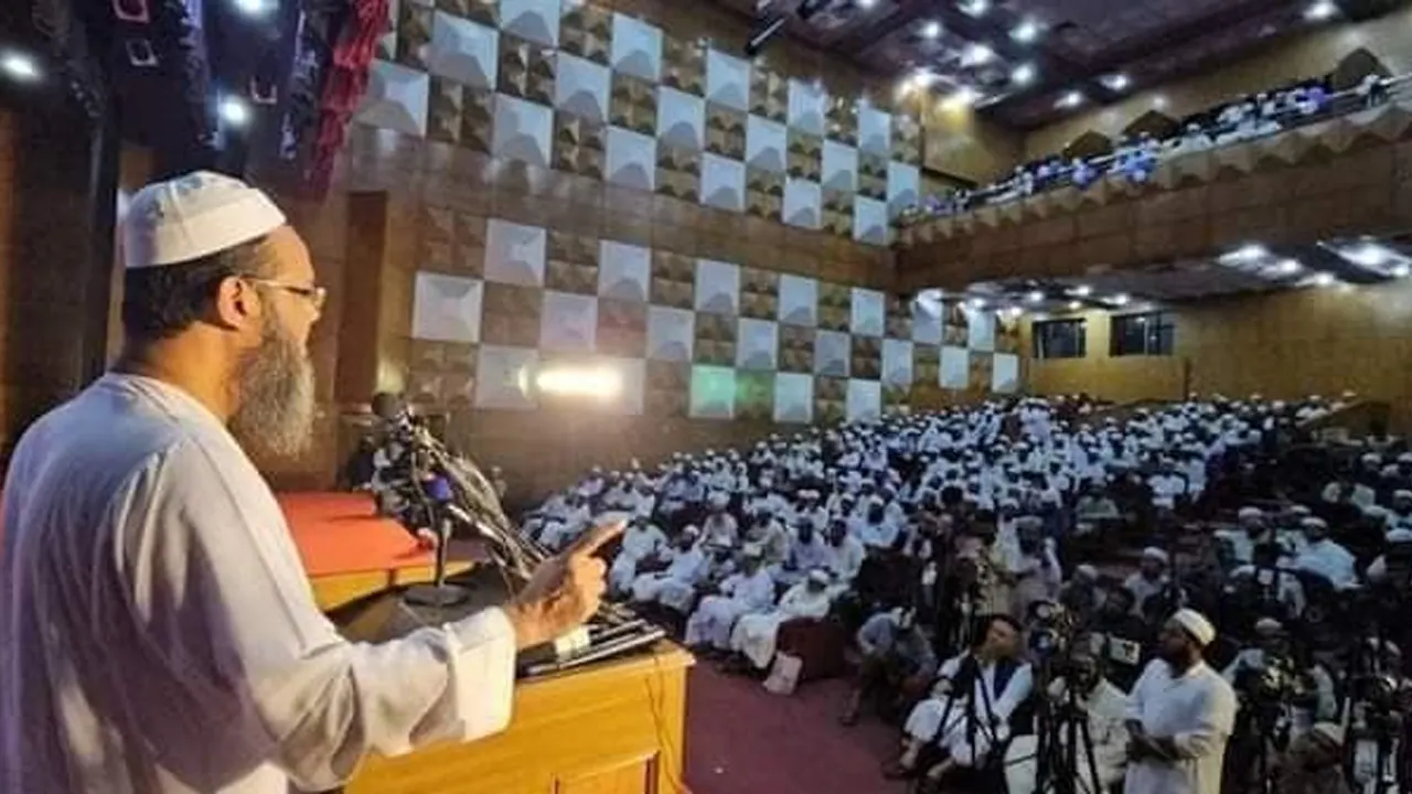 রাজধানীর ডিপ্লোমা ইঞ্জিনিয়ার্স ইনস্টিটিউশন মিলনায়তনে সচেতন নাগরিক সমাজের সেমিনারে বক্তব্য দেন ইসলামী আন্দোলন বাংলাদেশের নায়েবে আমির মুফতি সৈয়দ মুহাম্মদ ফয়জুল করীম। ছবি : কালবেলা
