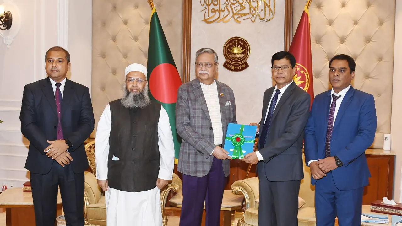সিএজি মো. নুরুল ইসলামের নেতৃত্বে তিন সদস্যের একটি প্রতিনিধিদল বঙ্গভবনে রাষ্ট্রপতির সঙ্গে সাক্ষাৎ করেন। ছবি : সংগৃহীত