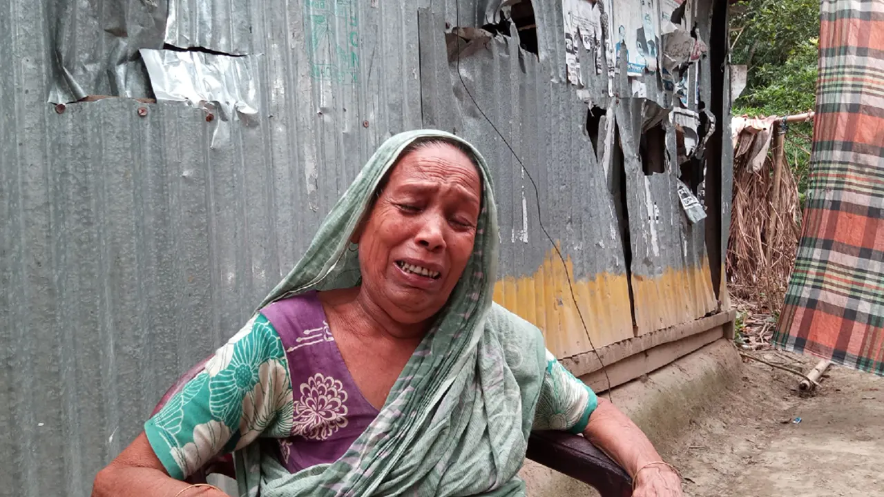 বৃদ্ধাকে বেধড়ক মারধরের অভিযোগ উঠেছে স্থানীয় আ.লীগ নেতার বিরুদ্ধে। ছবি : কালবেলা
