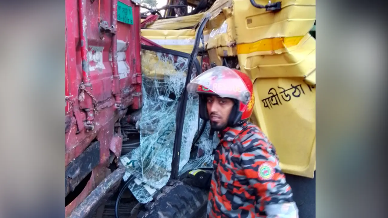 দুই কাভার্ডভ্যানের মাঝে আটকে চালক ও সহকারী দুই ভাই নিহত হয়েছেন। ছবি : কালবেলা