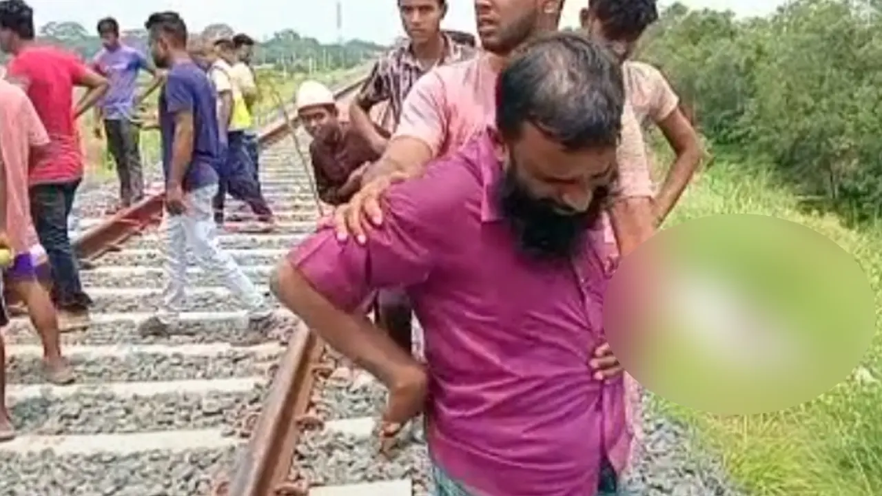ট্রেনে কাটা পড়ে নিহতের ঘটনাস্থলে স্থানীয়দের ভিড়। ছবি : কালবেলা