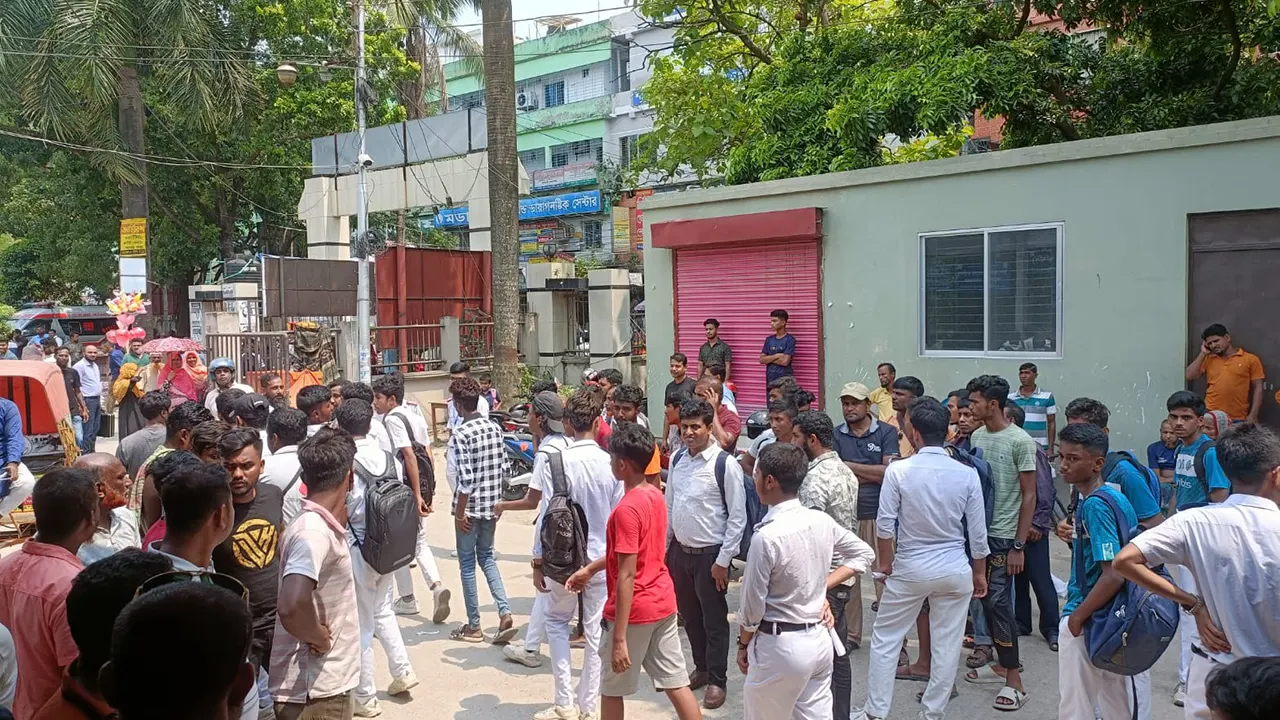 ছুরিকাঘাতে স্কুলছাত্র আহত হওয়ার ঘটনা দেখতে উৎসুকদের ভিড়। ছবি : কালবেলা