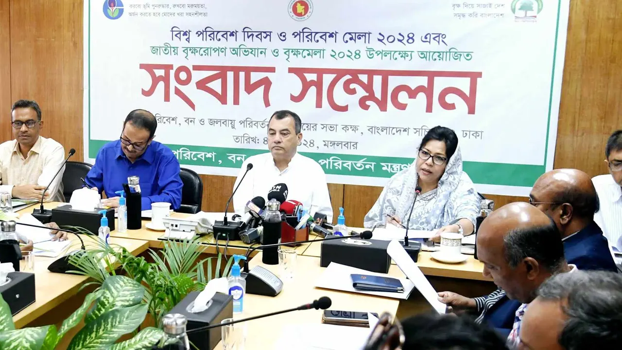 বিশ্ব পরিবেশ দিবস ও পরিবেশ মেলা এবং জাতীয় বৃক্ষরোপণ অভিযান নিয়ে পরিবেশ, বন ও জলবায়ু পরিবর্তন মন্ত্রণালয়ের সভাকক্ষে সংবাদ সম্মেলন। ছবি : কালবেলা