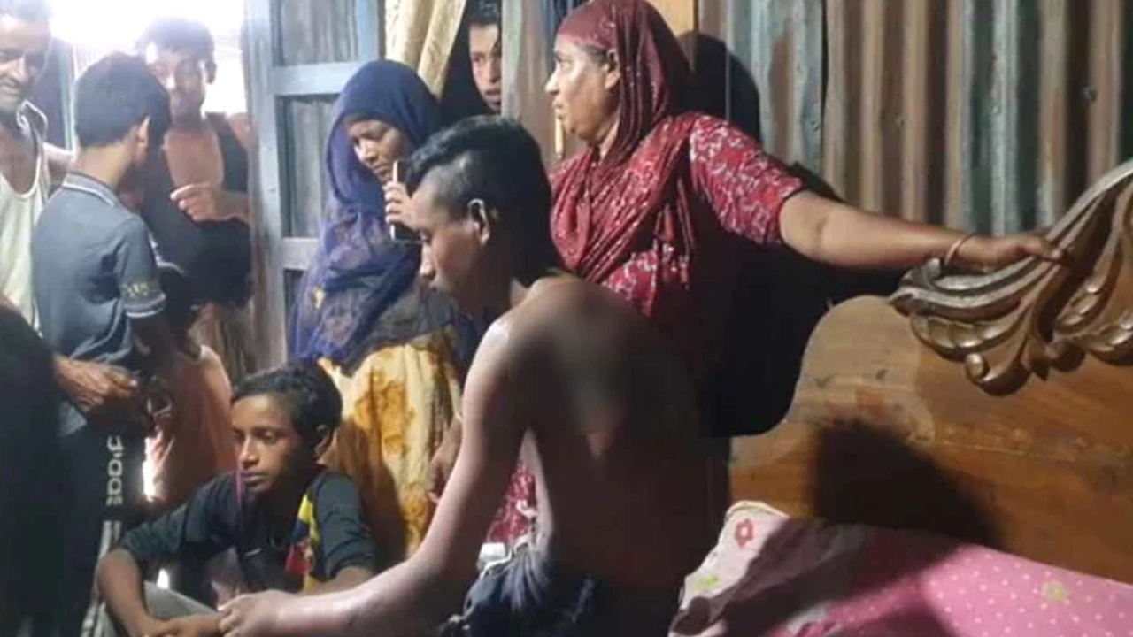 স্বজনদের সঙ্গে নির্যাতনের শিকার কিশোর। ছবি : সংগৃহীত
