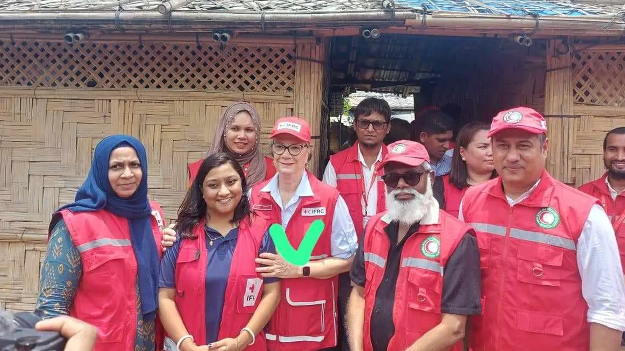 কক্সবাজার রোহিঙ্গা ক্যাম্প পরিদর্শন করেছেন রেড ক্রিসেন্ট সোসাইটির প্রেসিডেন্ট কেট ফোর্বস। সৌজন্য ছবি