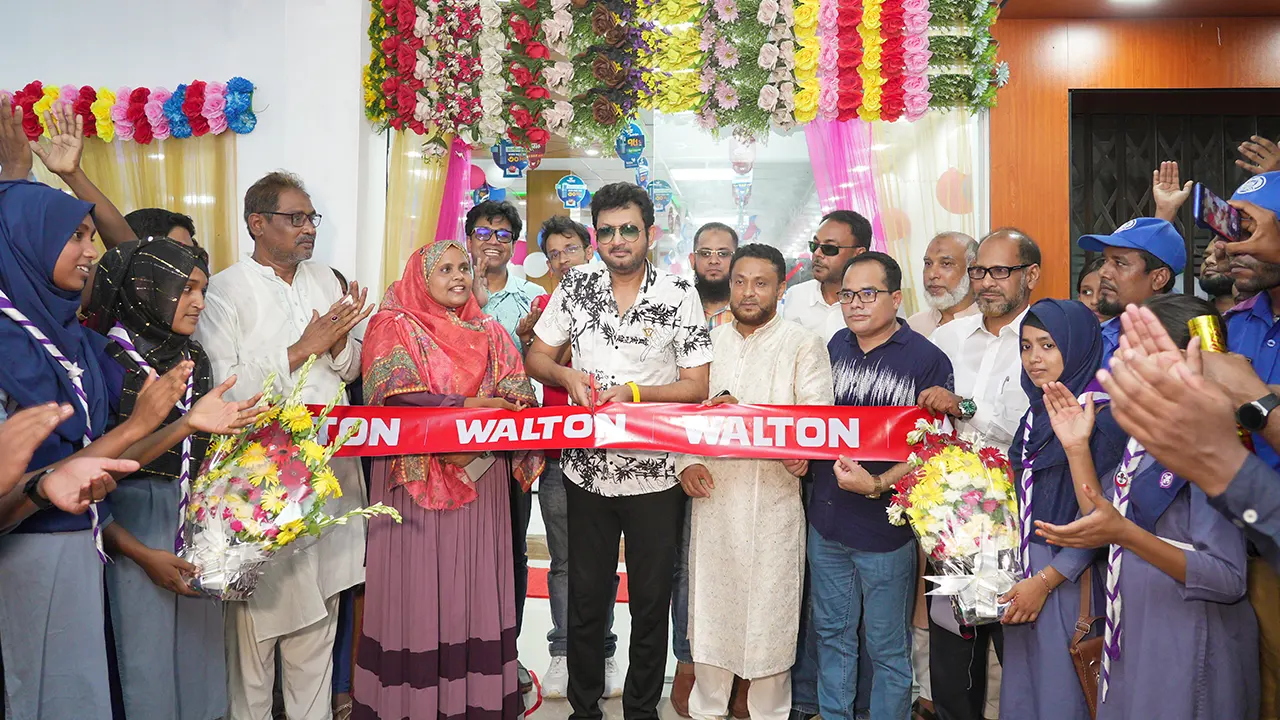 চাঁপাইনবাবগঞ্জের ভোলাহাটে ওয়ালটন এক্সক্লুসিভ শোরুম ‘রিলায়েন্স এন্টারপ্রাইজ’ উদ্বোধনে উপস্থিত অতিথিবৃন্দ। ছবি : সৌজন্য
