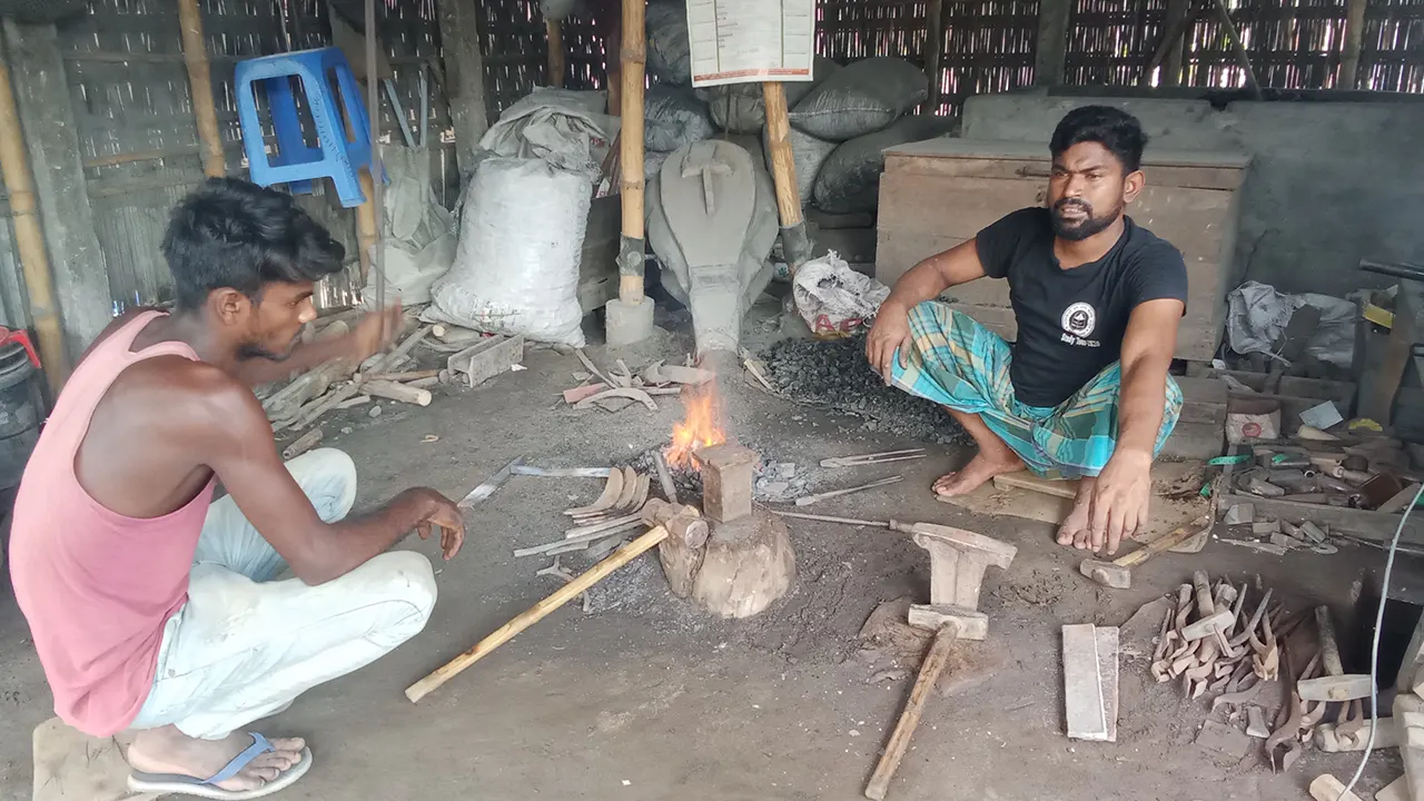 কোরবানি ঈদকে সামনে রেখে ব্যস্ত সময় পার করছেন কামাররা। ছবি : কালবেলা