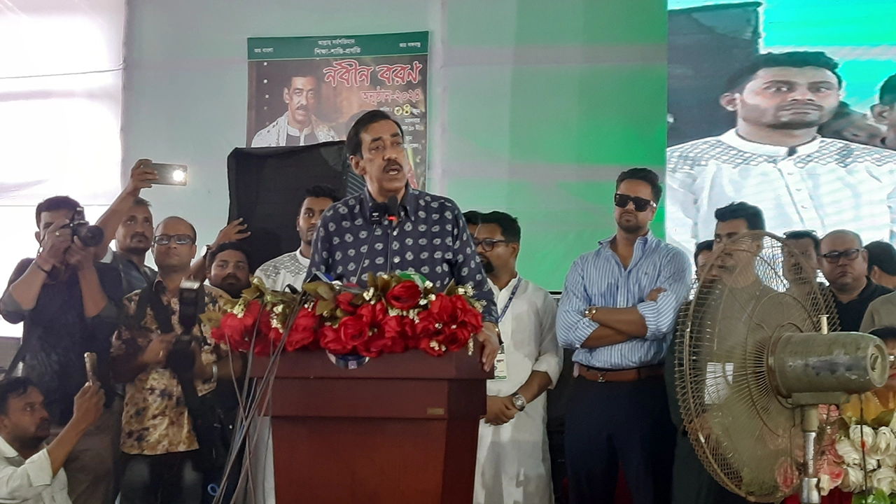 নারায়ণগঞ্জের সরকারি তোলারাম কলেজের নবীনবরণ অনুষ্ঠানে বক্তব্য রাখেন শামীম ওসমান। ছবি : কালবেলা