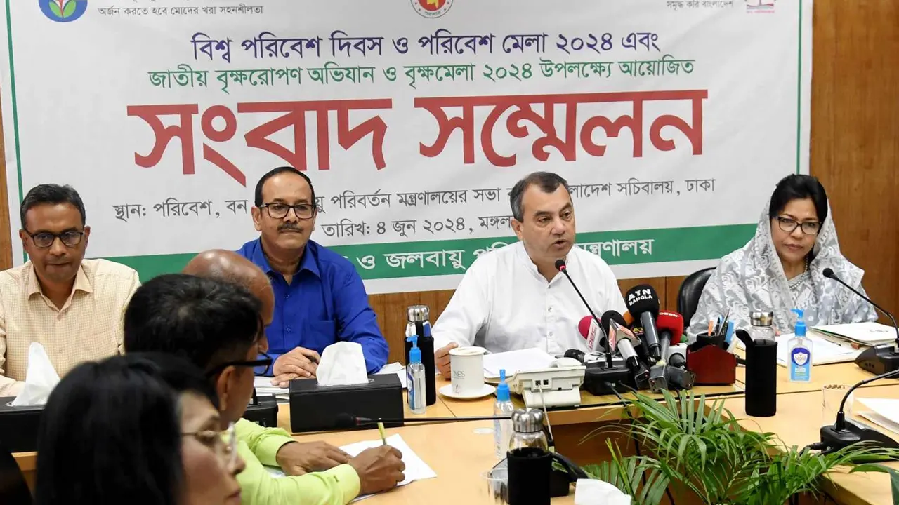 বিশ্ব পরিবেশ দিবস ও পরিবেশ মেলা এবং জাতীয় বৃক্ষরোপণ অভিযান নিয়ে পরিবেশ, বন ও জলবায়ু পরিবর্তন মন্ত্রণালয়ের সভাকক্ষে সংবাদ সম্মেলন। ছবি : কালবেলা