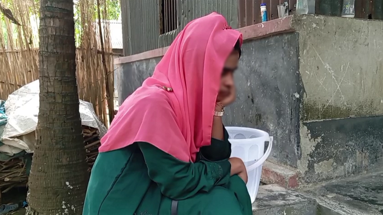 রাজবাড়ীর বালিয়াকান্দিতে অনশনরত তরুণী। ছবি : কালবেলা