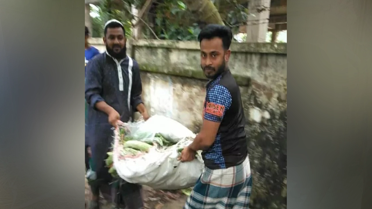 নোয়াখালীর চাটখিলে সবজি ব্যবসায়ীদের ওপর হামলা। ছবি : কালবেলা