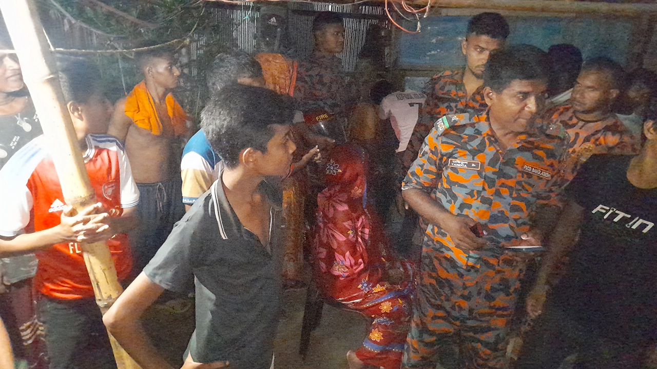 ফায়ার সার্ভিসের কর্মীরা ঘটনাস্থল পরিদর্শন করেছেন। ছবি : কালবেলা