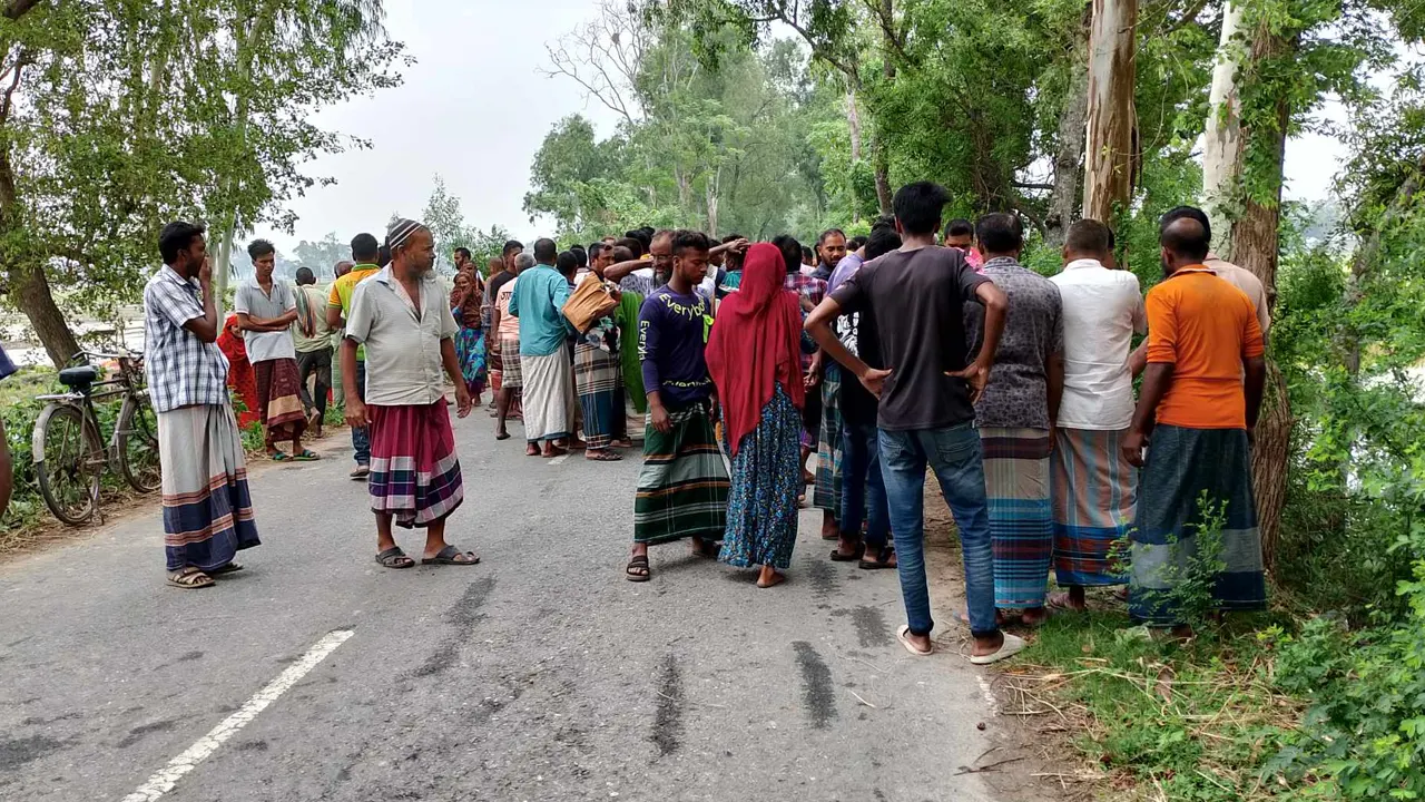 দুর্ঘটনাস্থলে স্থানীয়দের ভিড়। ছবি : কালবেলা