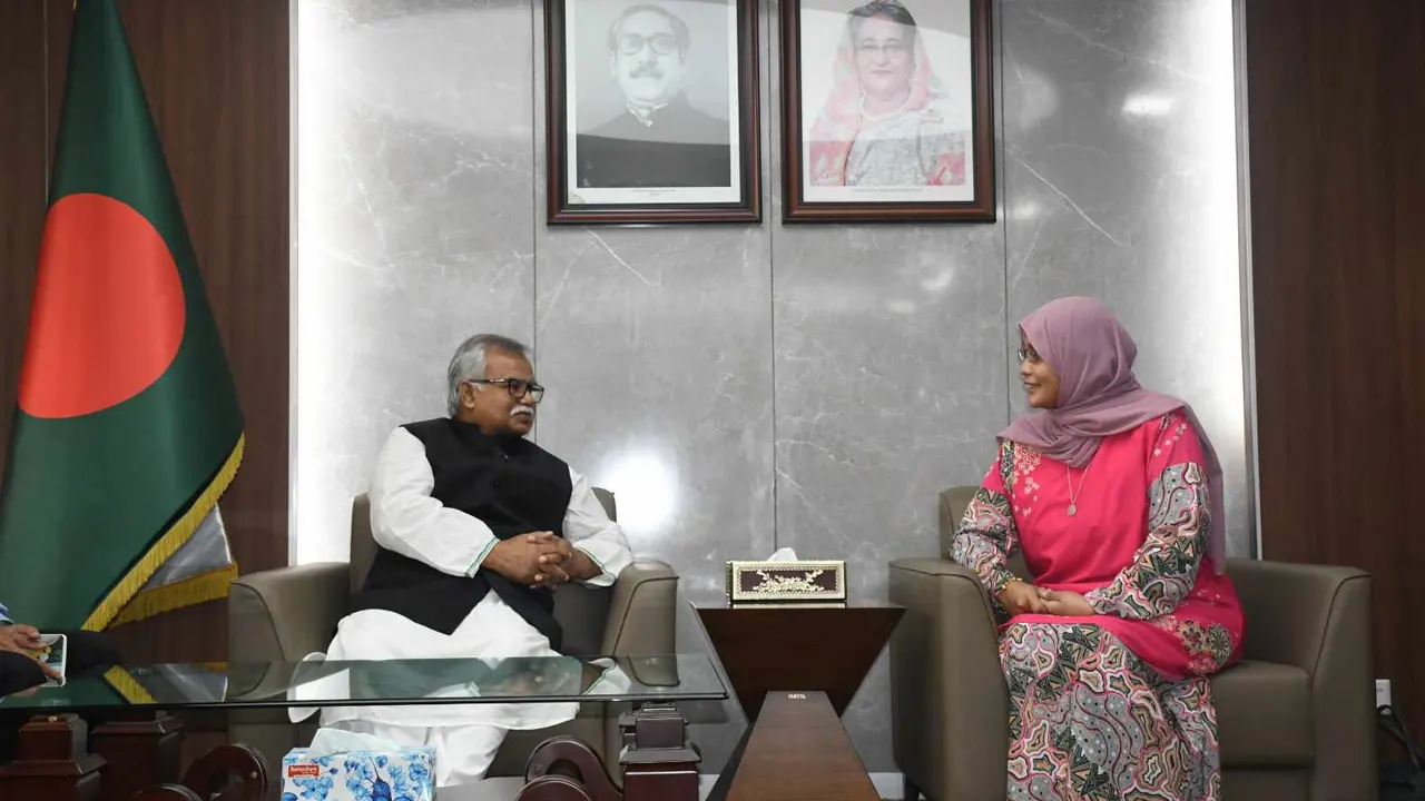 প্রবাসী কল্যাণ প্রতিমন্ত্রী শফিকুর রহমান ও মালয়েশিয়ান হাইকমিশনার হাসনা মোহাম্মদ হাসিম। ছবি : সংগৃহীত