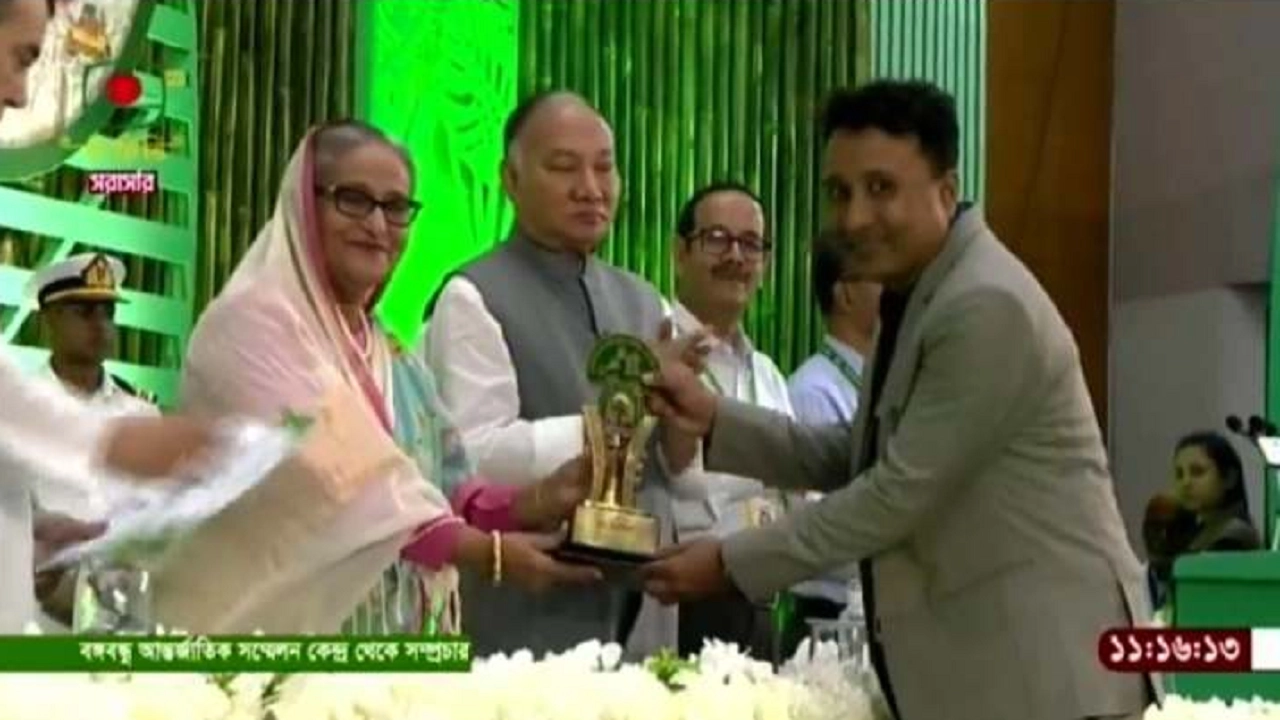 শেখ রাকিবুল হাসান রাসেলের হাতে পুরস্কার তুলে দেন প্রধানমন্ত্রী শেখ হাসিনা। ছবি : সংগৃহীত