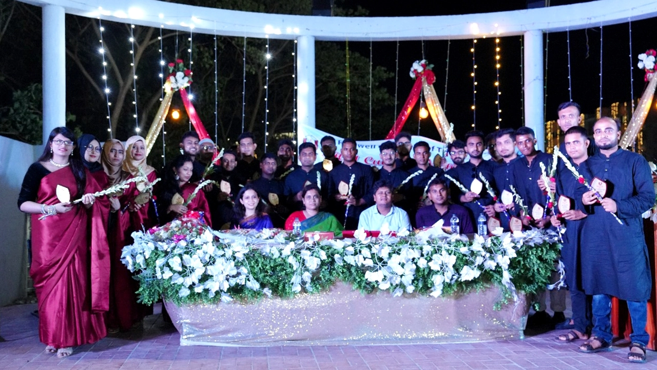 পাবিপ্রবি ট্যুরিজম অ্যান্ড হসপিটালিটি ম্যানেজমেন্ট বিভাগের প্রথম ব্যাচের শিক্ষার্থীদের বিদায় সংবর্ধনা অনুষ্ঠিত। ছবি : কালবেলা