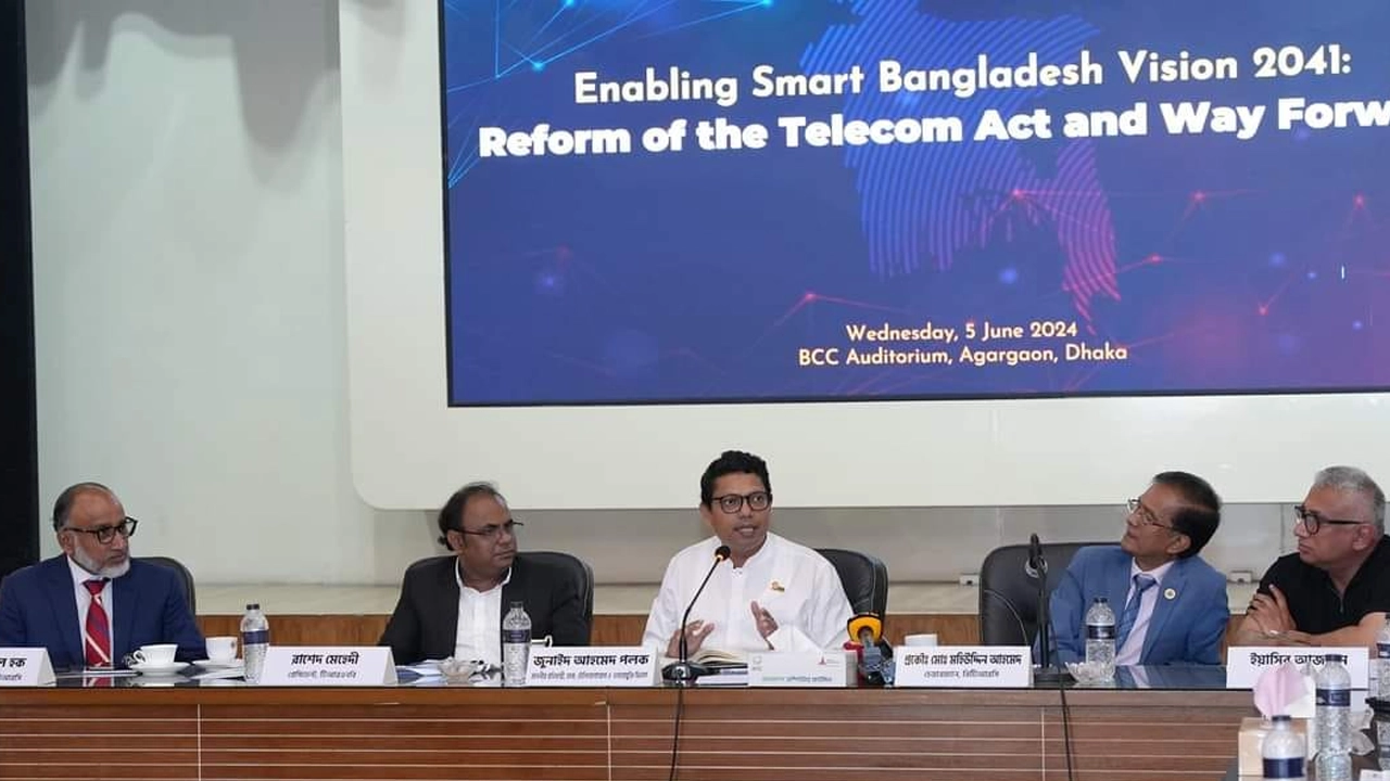 গোলটেবিল আলোচনা সভায় পলক ও অন্যান্য আলোচকরা।