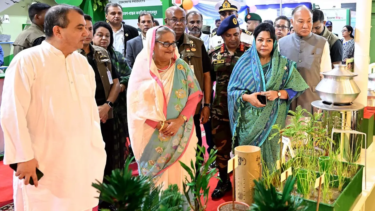 বৃক্ষমেলা পরিদর্শনে প্রধানমন্ত্রী শেখ হাসিনা শেখ হাসিনা ও পরিবেশমন্ত্রী সাবের হোসেন চৌধুরী। ছবি : কালবেলা