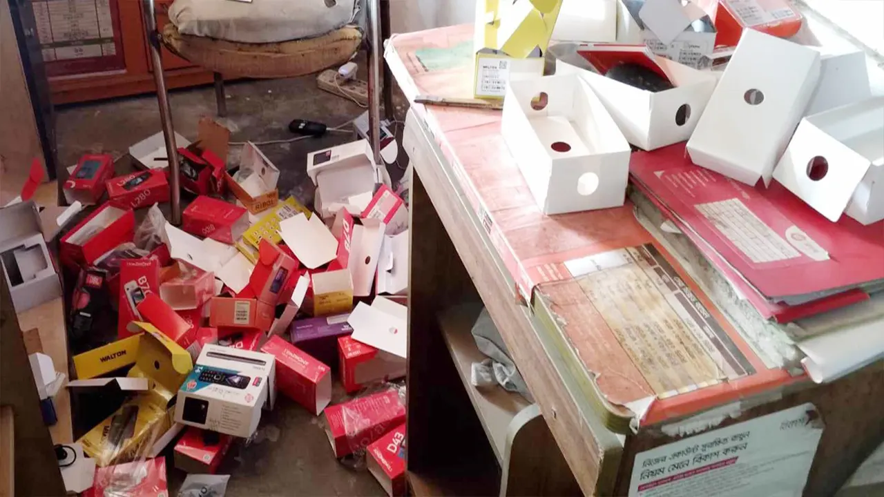 মোবাইলের বাক্স ও চার্জার। ছবি : কালবেলা