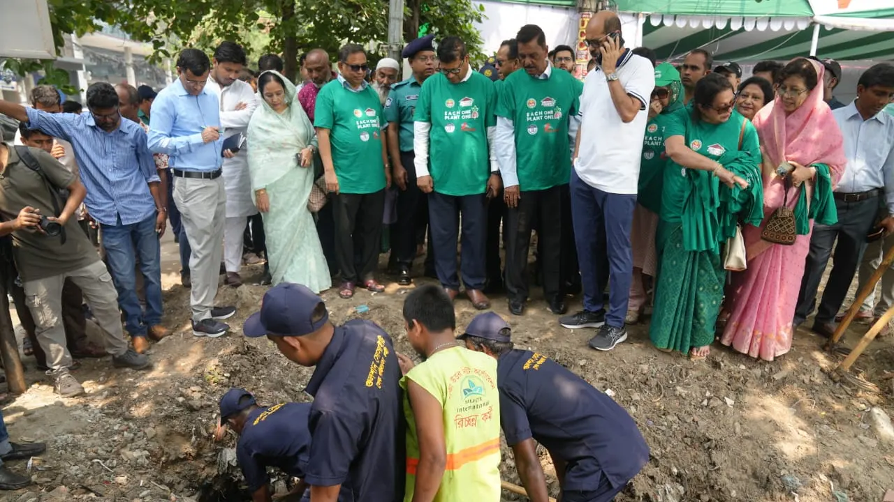 গুলশান লেকে অবৈধ পয়োবর্জ্যের সংযোগ কলাগাছ দিয়ে বন্ধ করে দেওয়া হচ্ছে। ছবি : কালবেলা