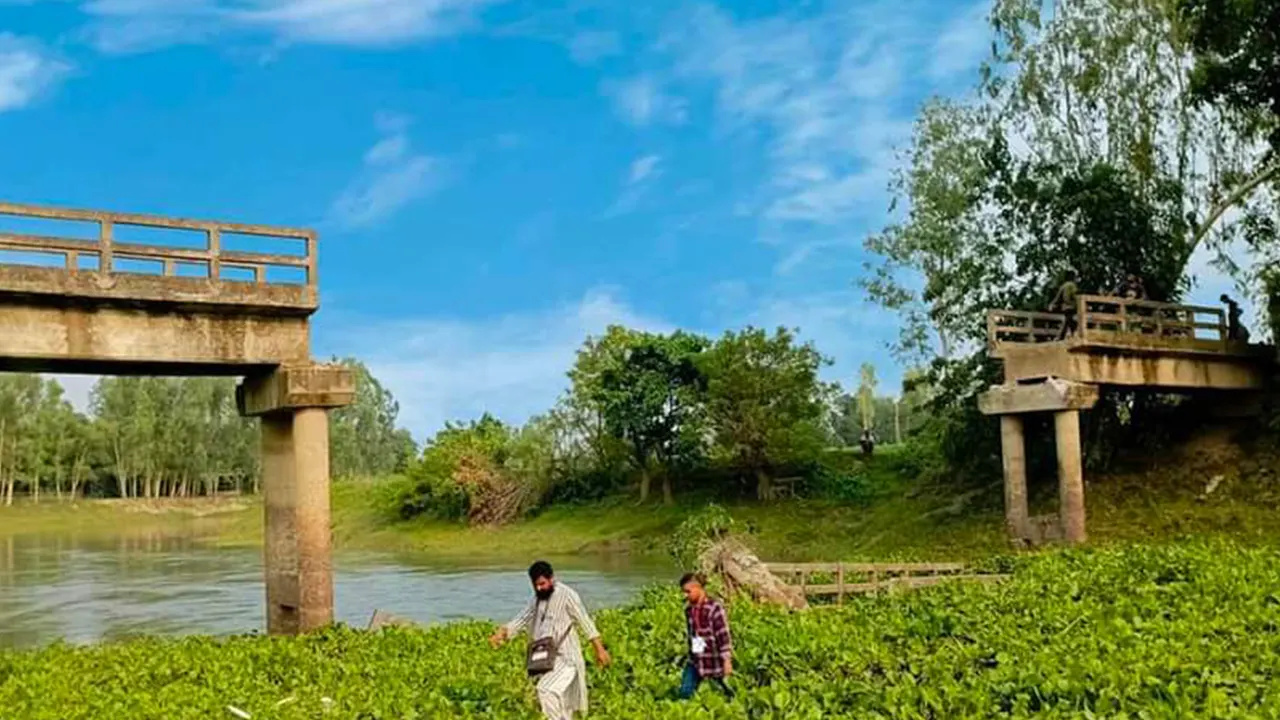 ঝিনাই নদীর সেতু ভেঙে যোগা‌যোগ বি‌চ্ছিন্ন। ছবি : কালবেলা