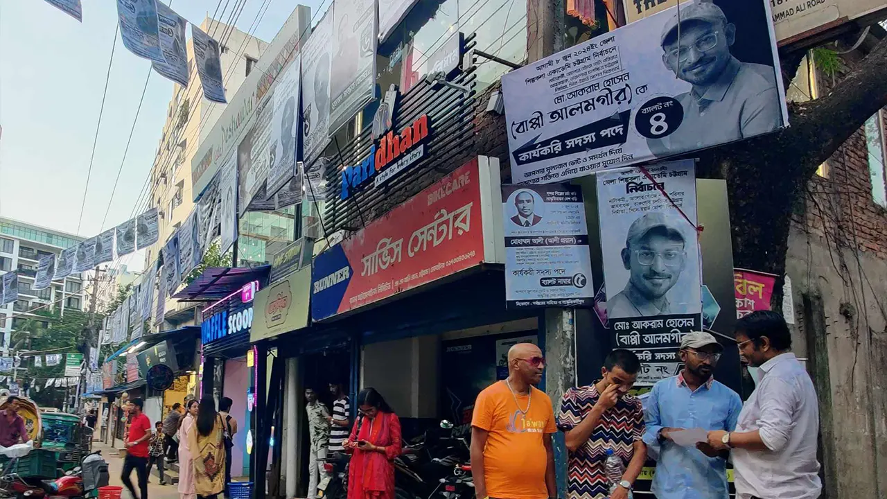 উৎসাহ উদ্দীপনায় চট্টগ্রাম জেলা শিল্পকলা একাডেমি চত্বর। ছবি : কালবেলা