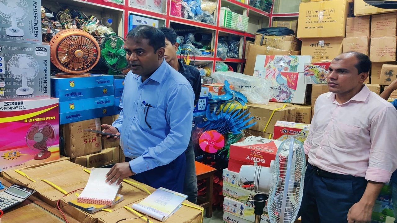 বংশালে ফ্যানের দোকানে ভোক্তা অধিকার সংরক্ষণ অধিদপ্তরের অভিযান। ছবি : সংগৃহীত