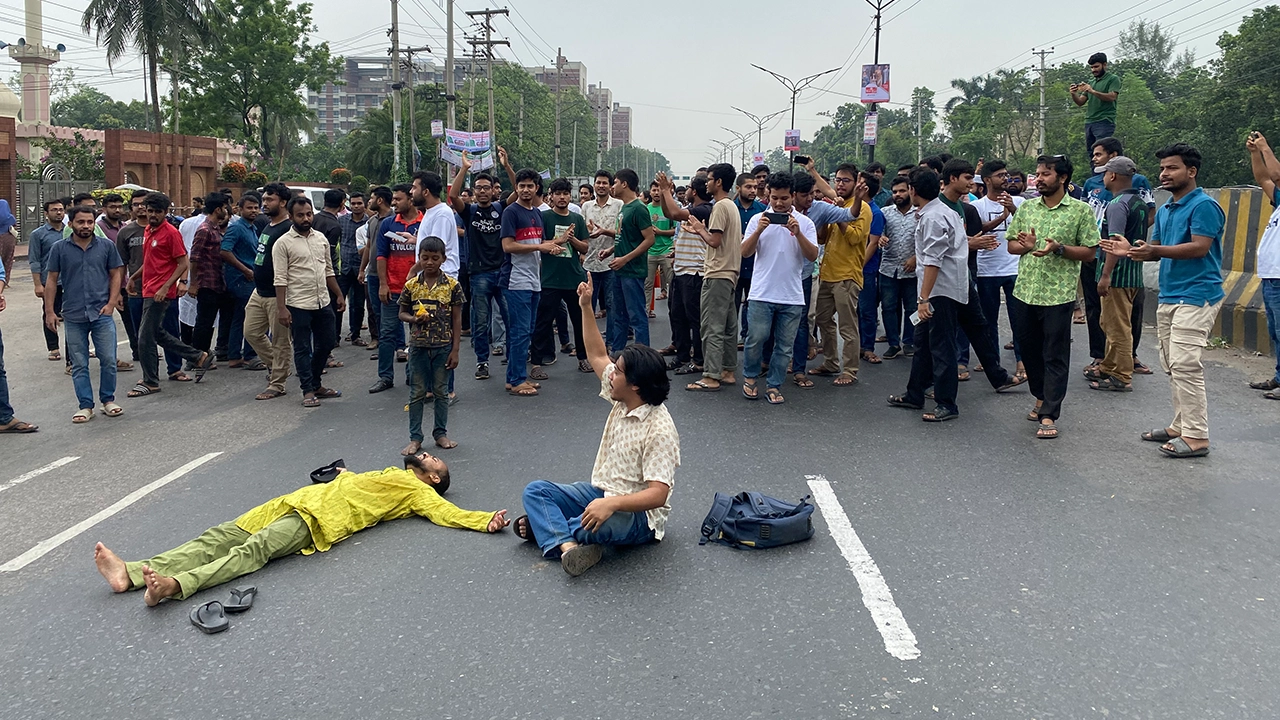 কোটা পুনর্বহালের প্রতিবাদে জাবি শিক্ষার্থীদের ঢাকা-আরিচা মহাসড়ক অবরোধ। ছবি : কালবেলা