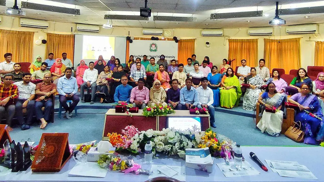 বিশ্ববিদ্যালয়ের কনফারেন্স কক্ষে শিক্ষকদের পিএইচডি সম্মাননা ও লেখক সম্মাননা অনুষ্ঠান। ছবি : কালবেলা