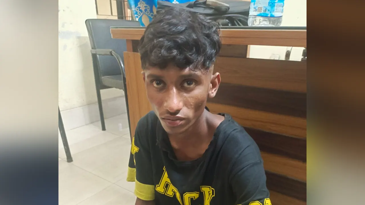 পুলিশের হাতে আটক যুবক। ছবি : কালবেলা