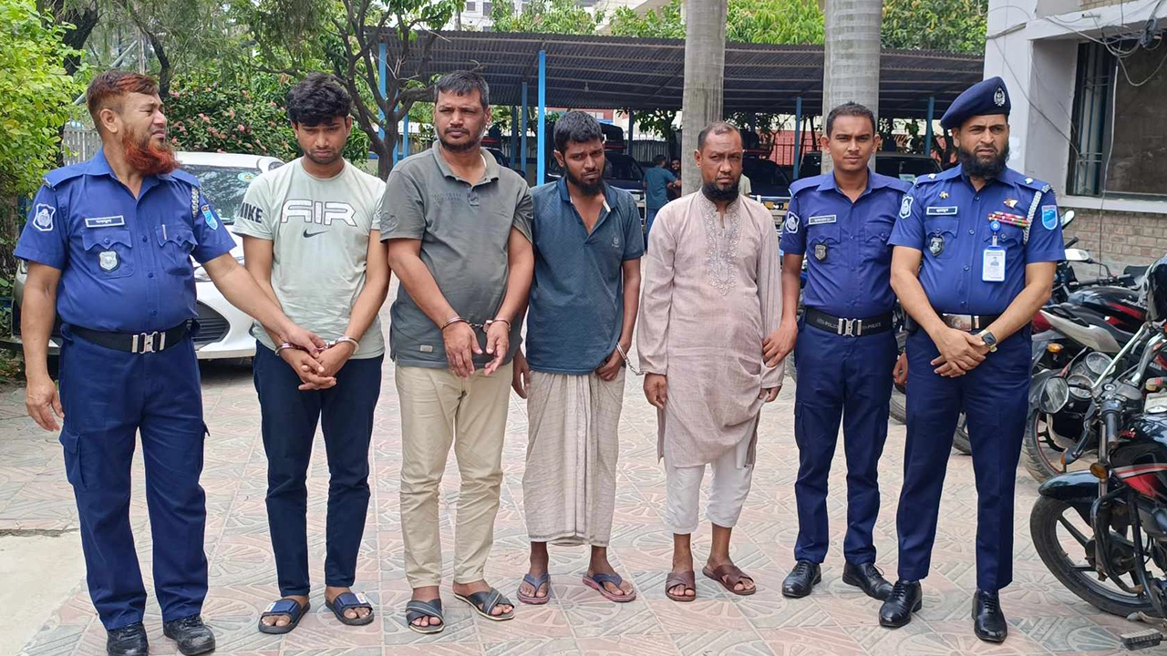 নারায়ণগঞ্জের আড়াইহাজারে র‌্যাব পরিচয়ে ৫২ লাখ টাকা ছিনতাইয়ের মামলায় গ্রেপ্তার ৪। ছবি : কালবেলা
