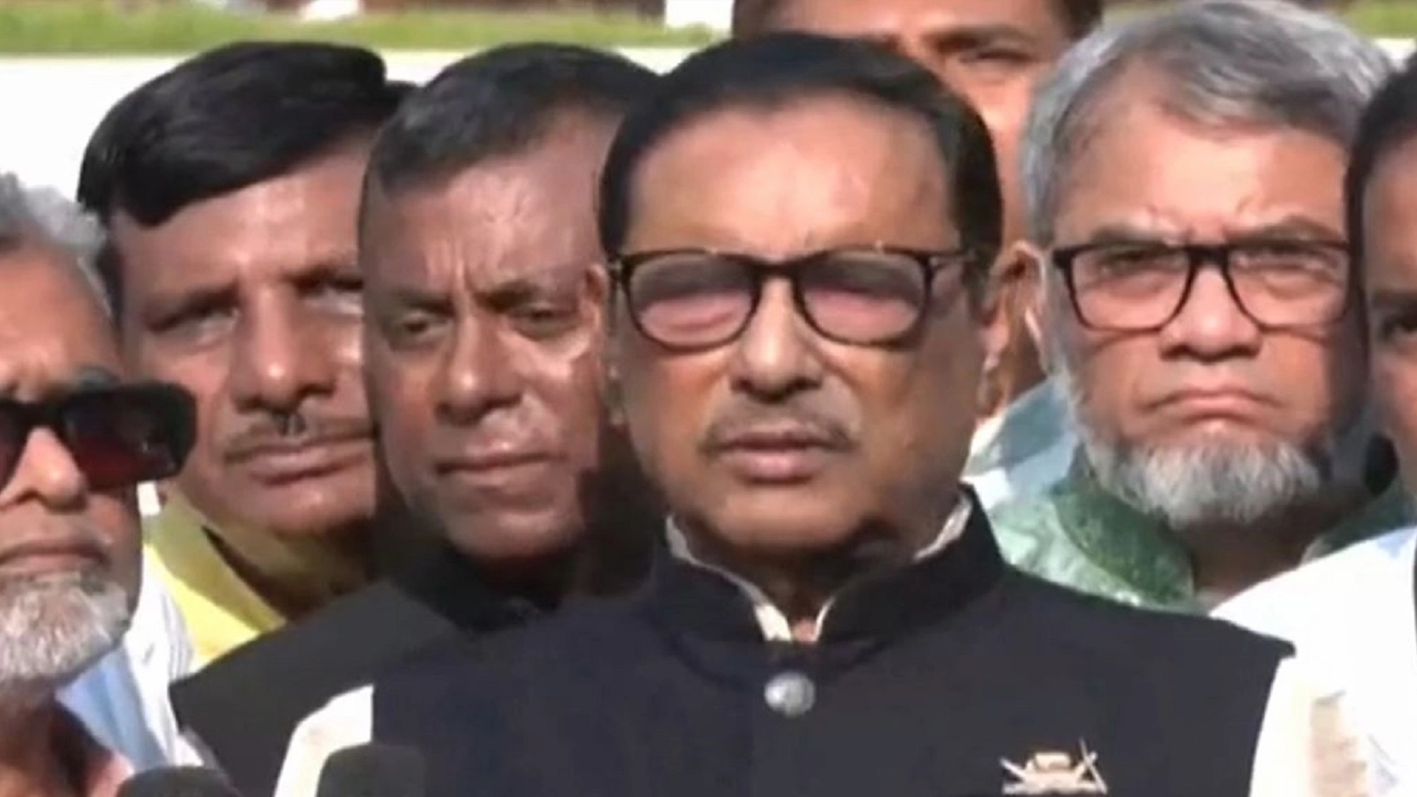 সকালে ধানমন্ডিতে বঙ্গবন্ধুর প্রতিকৃতিতে পুষ্পস্তবক অর্পণের পর সাংবাদিকদের সঙ্গে কথ বলেন ওবায়দুল কাদের। ছবি: সংগৃহীত
