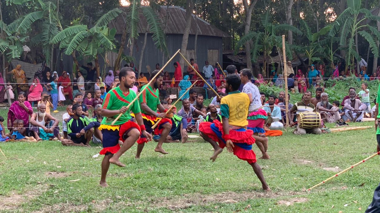 রাজবাড়ীতে ঐতিহ্যবাহী লাঠি খেলার দৃশ্য। ছবি : কালবেলা